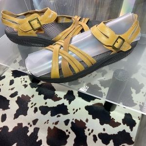 Women Sketchers Leather strap on Step Ups sandals size 10